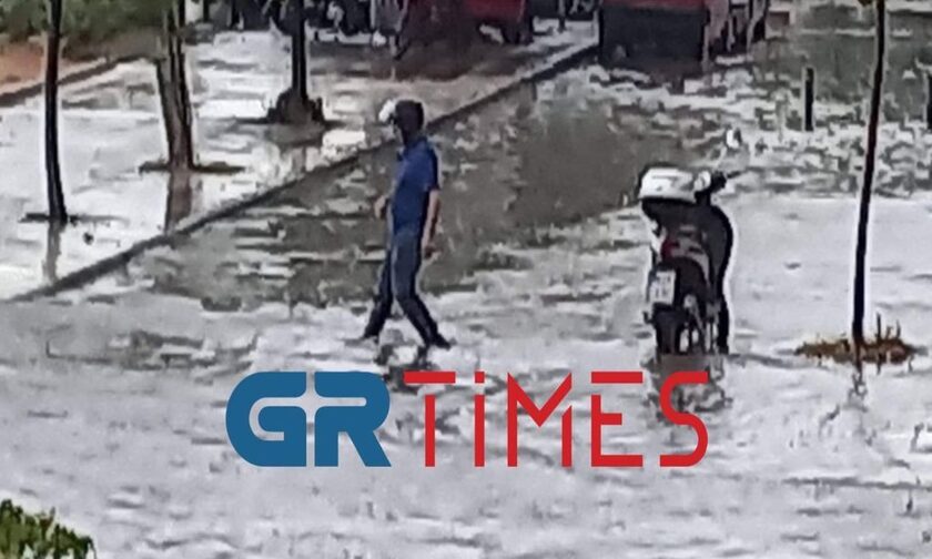 Θεσσαλονίκη: Ντελιβεράς παραλίγο να πνιγεί από τα ορμητικά νερά στους δρόμους της πόλης