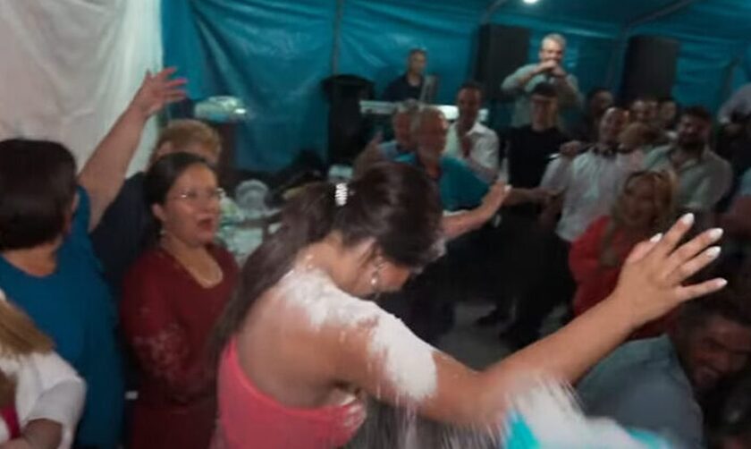 «Αλεύρωσαν» τη νύφη σε προγαμιαίο γλέντι στα Τρίκαλα