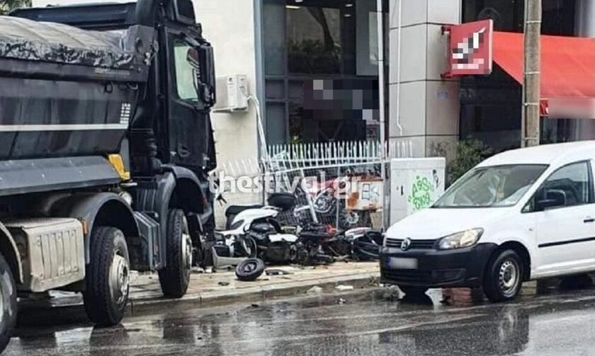 Θεσσαλονίκη: Φορτηγό έπεσε σε σταθμευμένα οχήματα