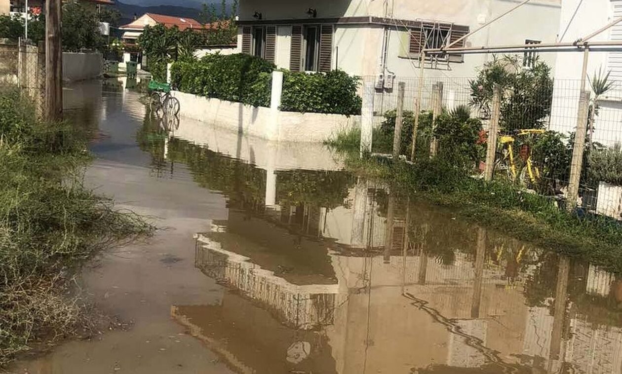 Μπούκα Αμφιλοχίας: Πλημμύρισαν αυλές σπιτιών - «Βουλωμένα τα φρεάτια» καταγγέλλουν πολίτες