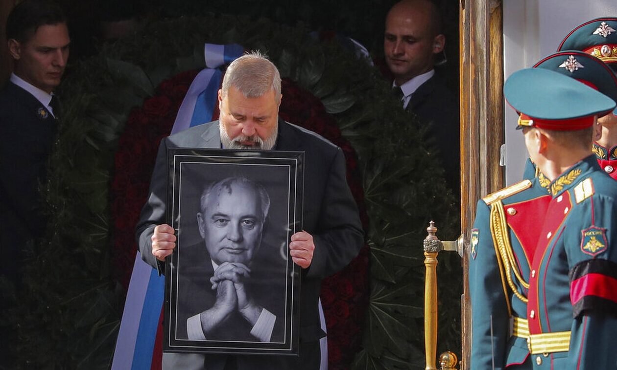 Στην τελευταία του κατοικία ο Γκορμπατσόφ - Συγκλονίζει ο τελευταίος ασπασμός της κόρης του