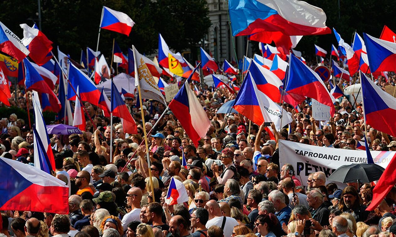 Τσεχία: Χιλιάδες διαδηλωτές διαμαρτυρήθηκαν στην Πράγα κατά της κυβέρνησης, της ΕΕ και του ΝΑΤΟ