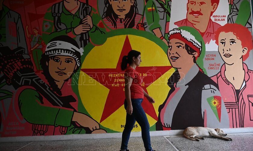 Μια Κούρδισσα περπατάει στο κέντρο προσφύγων του Λαυρίου