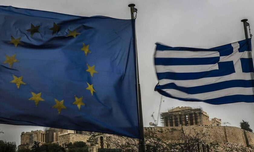 Η ελληνική σημαία με αυτή της Ε.Ε., με φόντο την Ακρόπολη