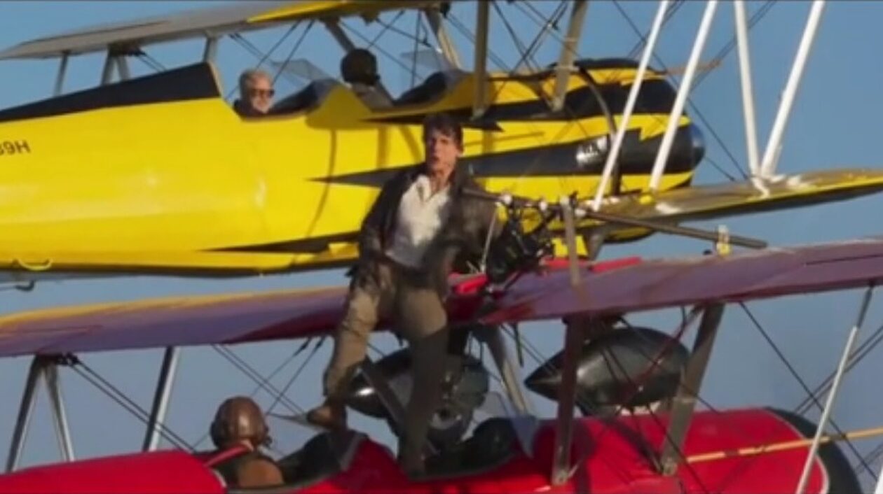 Βίντεο που «κόβει» την ανάσα: O Τομ Κρουζ στέκεται όρθιος στο φτερό αεροπλάνου