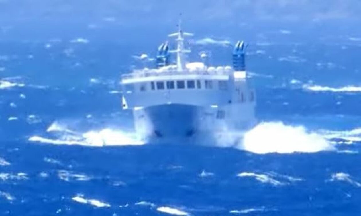 Θυελλώδεις άνεμοι στο Αιγαίο: Μάχη με τα κύματα έδωσε πλοίο ανοικτά της Νάξου