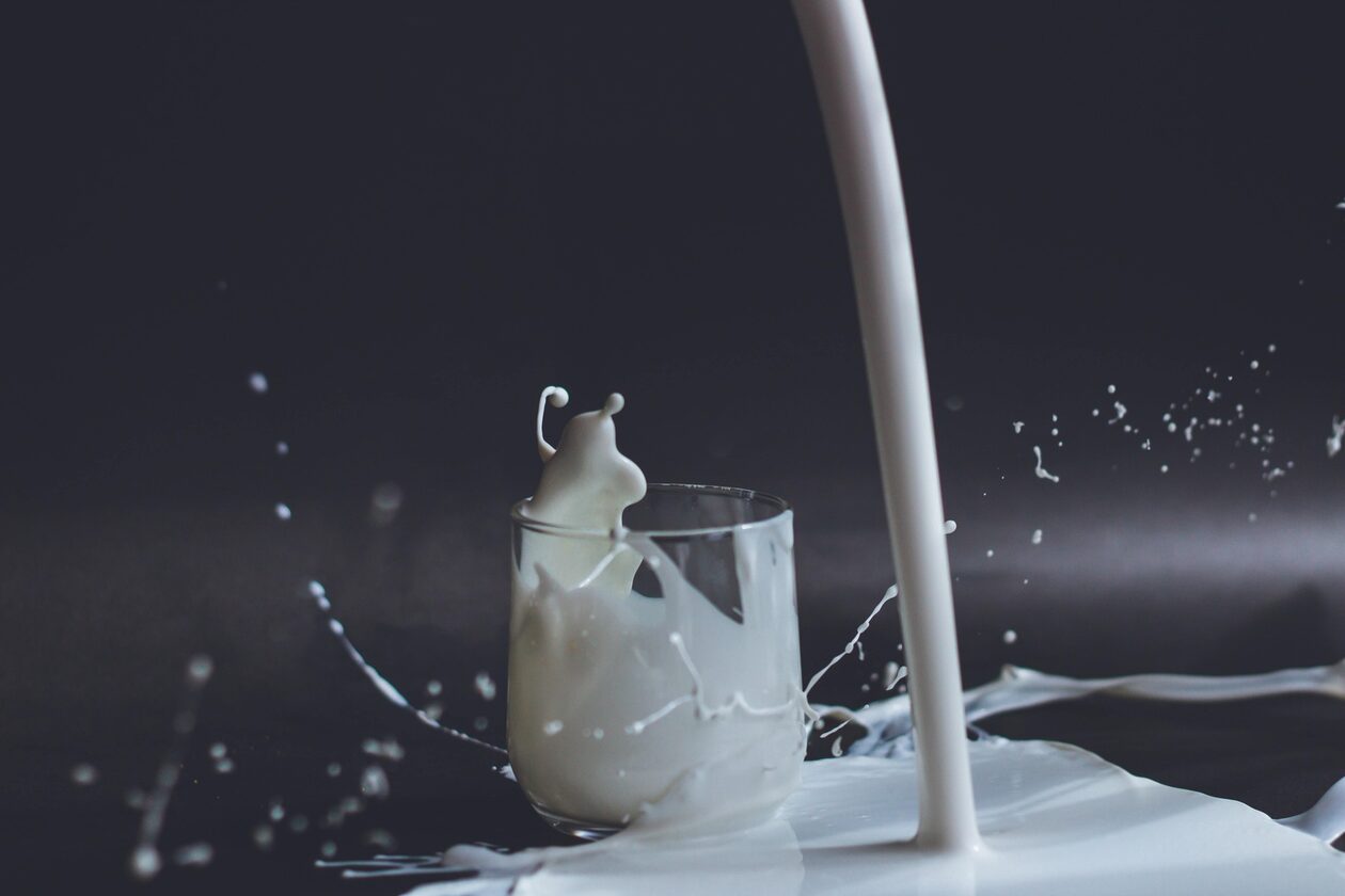 Ακραία μέτρα φέρνει η ακρίβεια: «Θα αντικαταστήσουμε το γάλα με συνθετική σκόνη»