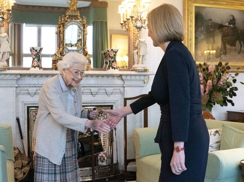 Η βασίλισσα Ελισάβετ διόρισε την Λιζ Τρας πρωθυπουργό