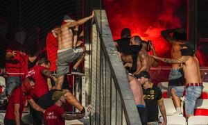 Europa Conference League: Οπαδός έπεσε στο κενό στο Νις – Κολωνία – Η τρομακτική στιγμή (vid)