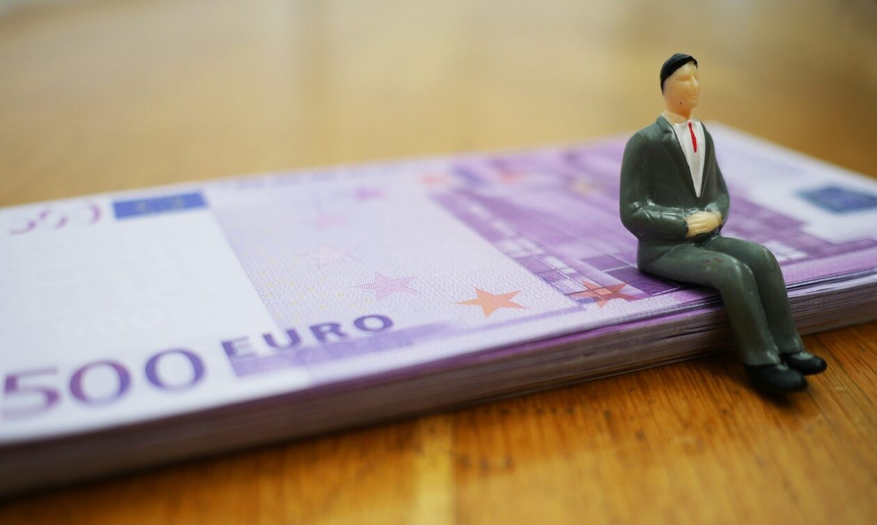 Τα επιτόκια του ευρώ «εκτοξεύονται» και επηρεάζουν τα δάνεια - Παραδείγματα με τα ποσά των δόσεων