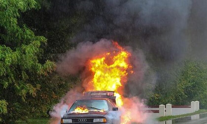 Κρήτη - Σώθηκαν από θαύμα: Αυτοκίνητο τυλίχθηκε στις φλόγες