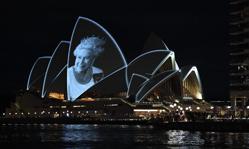 Σίδνεϊ: Η εντυπωσιακή φωταγώγηση της όπερας με το πορτρέτο της βασίλισσας Ελισάβετ