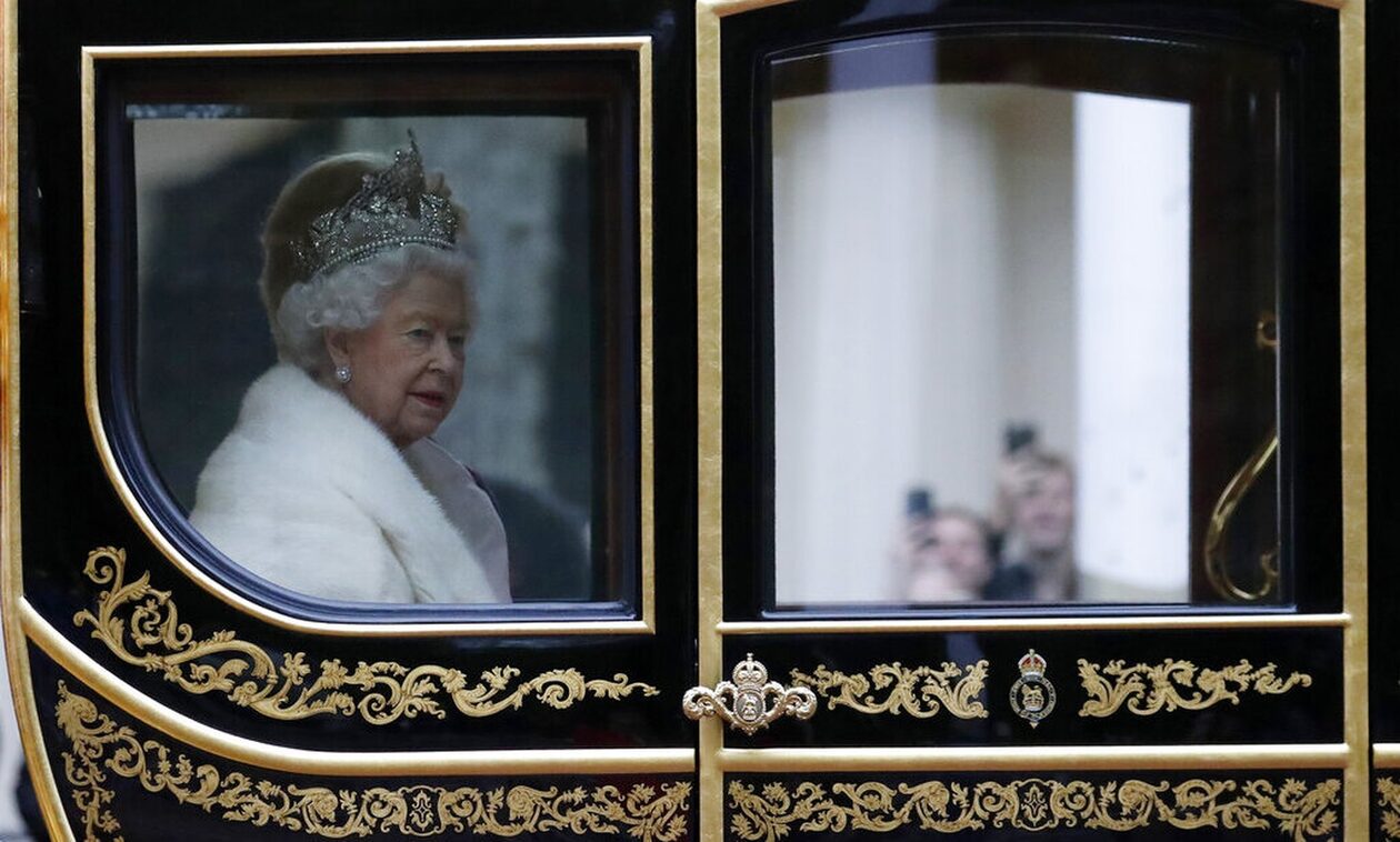 Βασίλισσα Ελισάβετ: Βασιλικές υπηρεσίες από τον «Τελεταί Μπούκουρας» - Η ανάρτηση που έγινε viral