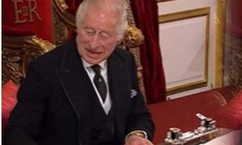 Βασιλιάς Κάρολος: Η χειρονομία σε βοηθό του για να μαζέψει το τραπέζι που έγινε viral