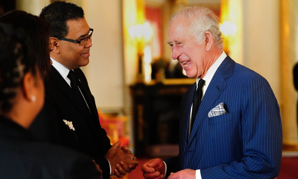 Βασιλιάς Κάρολος: Χαμογελαστός στην συνάντηση με τους αξιωματούχους της Κοινοπολιτείας