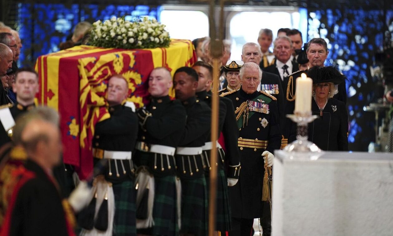 Βασίλισσα Ελισάβετ: Κοσμοσυρροή για τη νεκρική πομπή στο Εδιμβούργο – Σε λαϊκό προσκύνημα η σορός