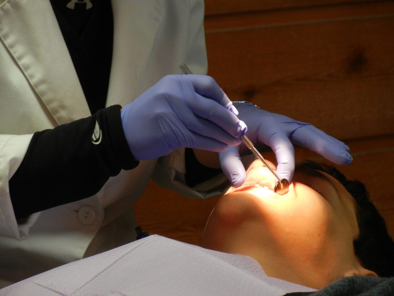 Στον οδοντίατρο ολοταχώς: Η κακή υγεία των δοντιών αυξάνει το ενδεχόμενο άνοιας