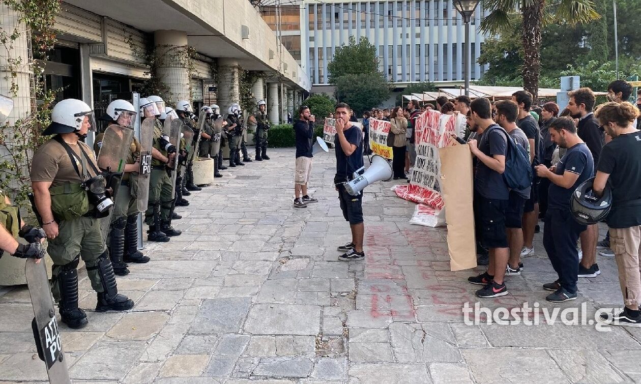 Ένταση στη Θεσσαλονίκη: Συγκέντρωση φοιτητών κατά της πανεπιστημιακής αστυνομίας στο ΑΠΘ