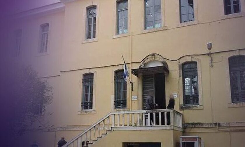 Κρήτη: Κακουργηματικές διώξεις στον πατέρα που έδερνε στο μπαλκόνι με ξύλο την κόρη του