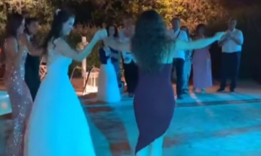 Κρήτη: Αδελφές από άλλη μάνα! Εντυπωσίασαν νύφη και κολλητή σε Κρητικό γάμο