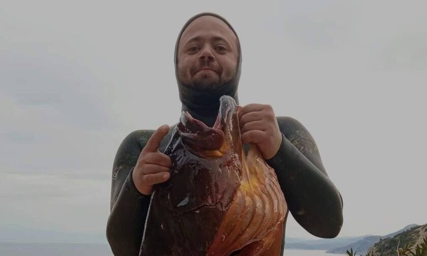 Η τέλεια ψαριά: Ψαροντουφεκάς από την Εύβοια ξετρύπωσε ροφό 14 κιλών στο Αιγαίο
