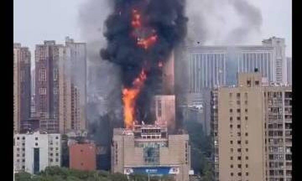 Συναγερμός στην Κίνα: Μεγάλη πυρκαγιά μαίνεται σε ουρανοξύστη στο κεντρικό τμήμα της χώρας