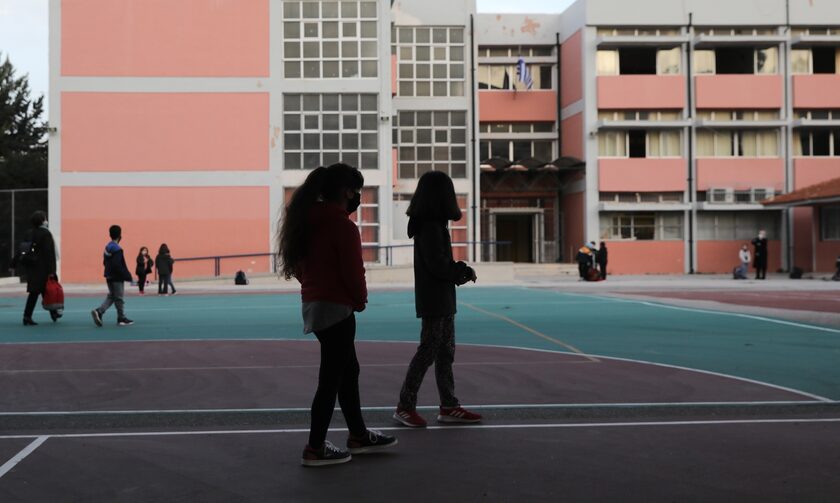 Χαλκίδα: Συμμορία ανηλίκων εισέβαλε σε σχολείο και λήστεψε μαθητές