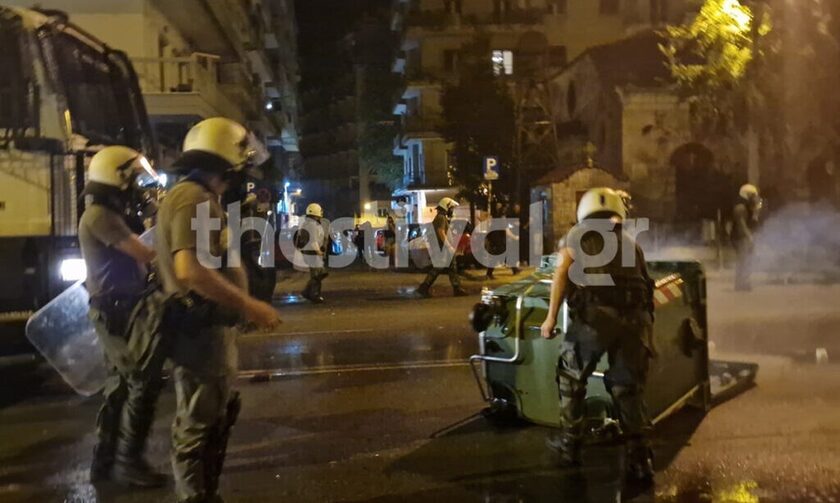 Νύχτα επεισοδίων στη Θεσσαλονίκη: Μία σύλληψη - Διακόπηκε η συναυλία του Θ. Παπακωνσταντίνου