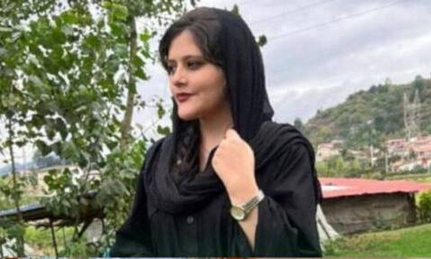 Aντιδράσεις στο Ιράν για τον θάνατο μίας 22χρονης κοπέλας που δεν φορούσε χιτζάμπ