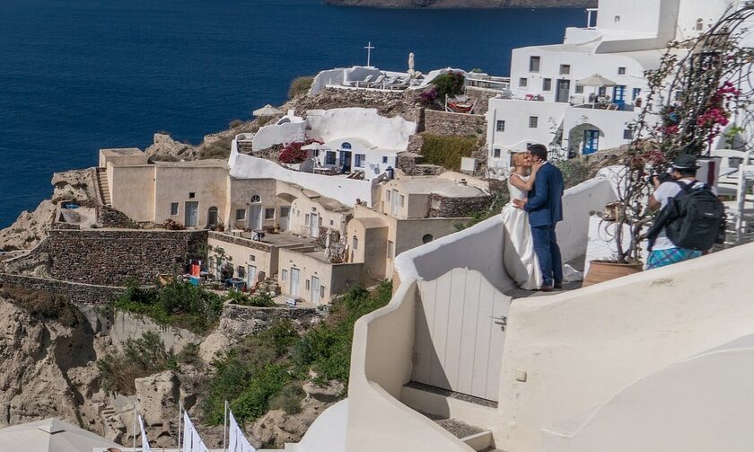 Σε άνοδο η βιομηχανία γάμου στην Ελλάδα - 4.500 ξένα ζευγάρια παντρεύτηκαν στα ελληνικά νησιά