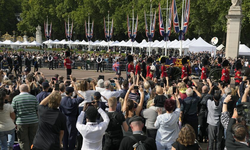 Βασίλισσα Ελισάβετ: Έκλεισαν οι ουρές για το λαϊκό προσκύνημα - H αναμονή ξεπερνούσε τις 16 ώρες