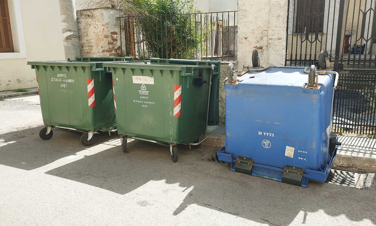Για ποιο λόγο είναι αναποδογυρισμένοι οι μπλε κάδοι ανακύκλωσης στην Ιστιαία