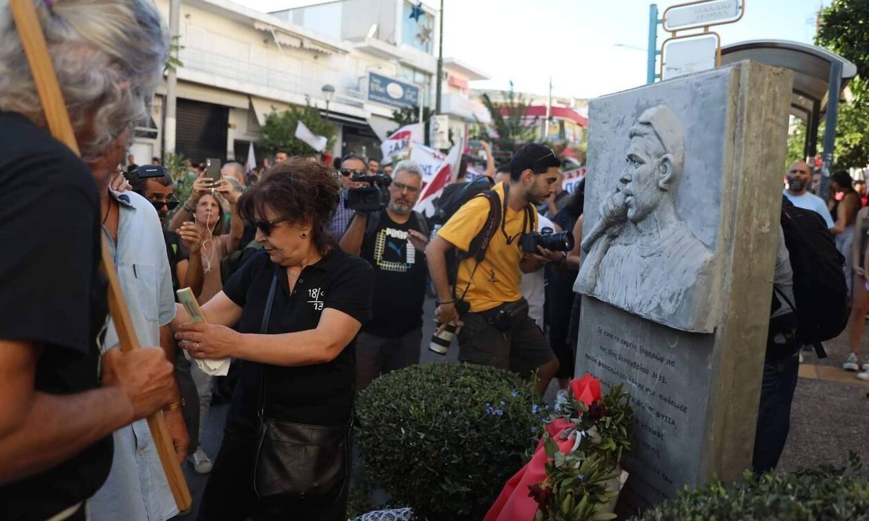 Παύλος Φύσσας: Σε εξέλιξη η διαδήλωση - «Τίποτα δεν έχει τελειώσει» λέει η μητέρα του, Μάγδα