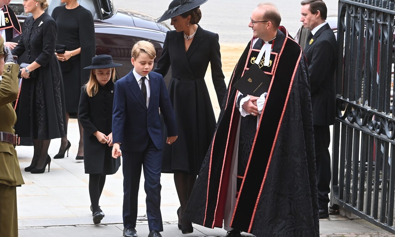 Κηδεία Βασίλισσας Ελισάβετ: Συγκινημένα τα δισέγγονά της συνόδευσαν τη σορό της
