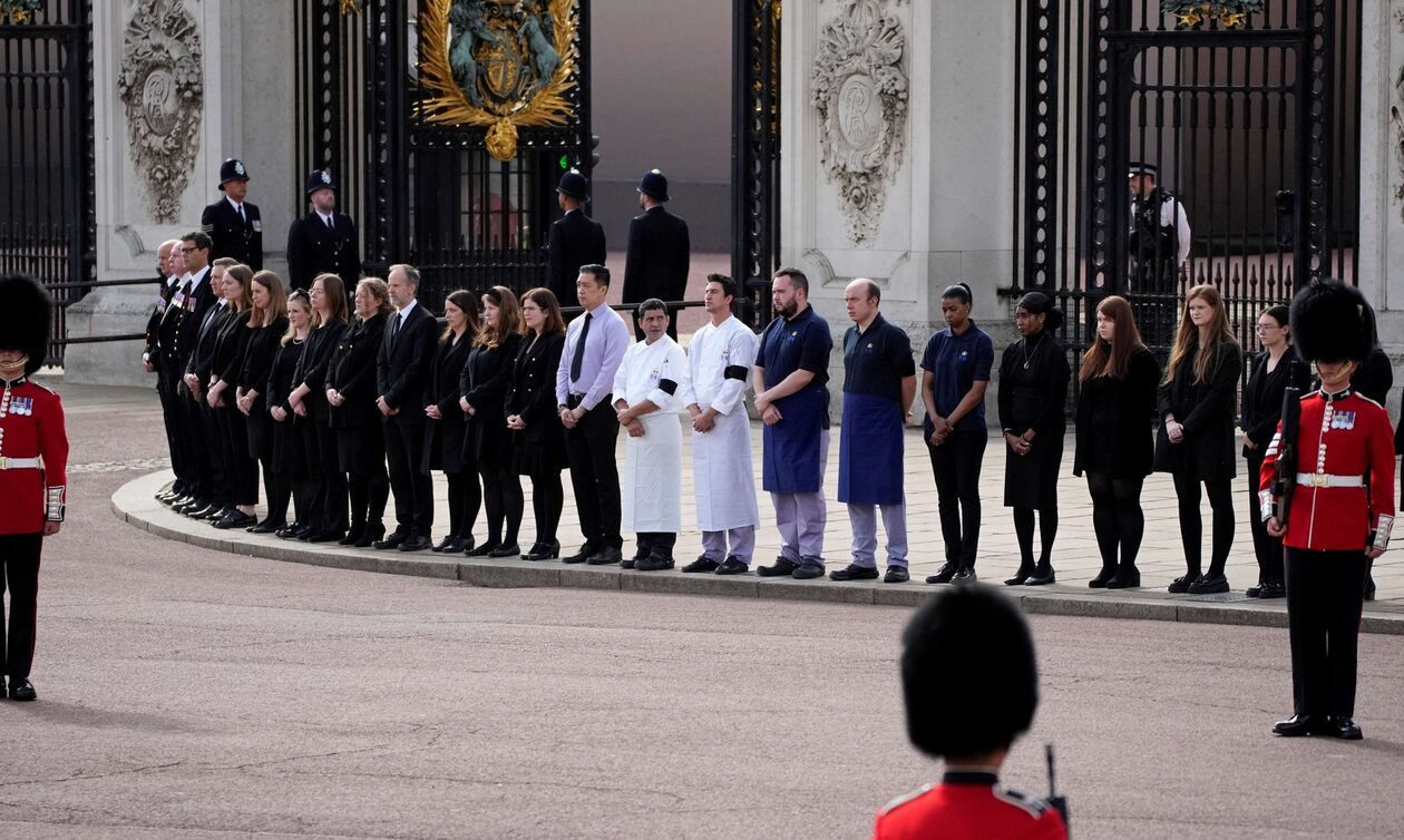 Κηδεία βασίλισσας Ελισάβετ: Η τελευταία υπόκλιση του προσωπικού του Μπάκιγχαμ έξω από το παλάτι