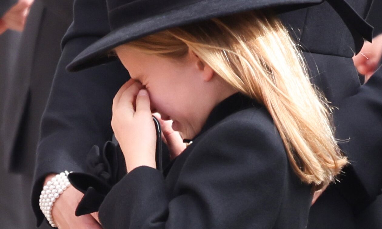 Κηδεία βασίλισσας Ελισάβετ: Η συγκλονιστική στιγμή που η 7χρονη πριγκίπισσα Σάρλοτ ξεσπά σε λυγμούς