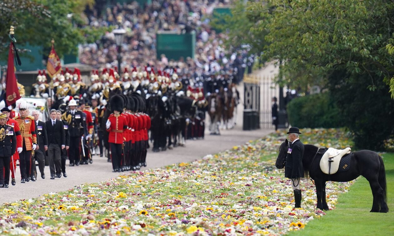 Κηδεία Βασίλισσας Ελισάβετ: Το αγαπημένο της άλογο δεν έλειψε από το τελευταίο «αντίο»