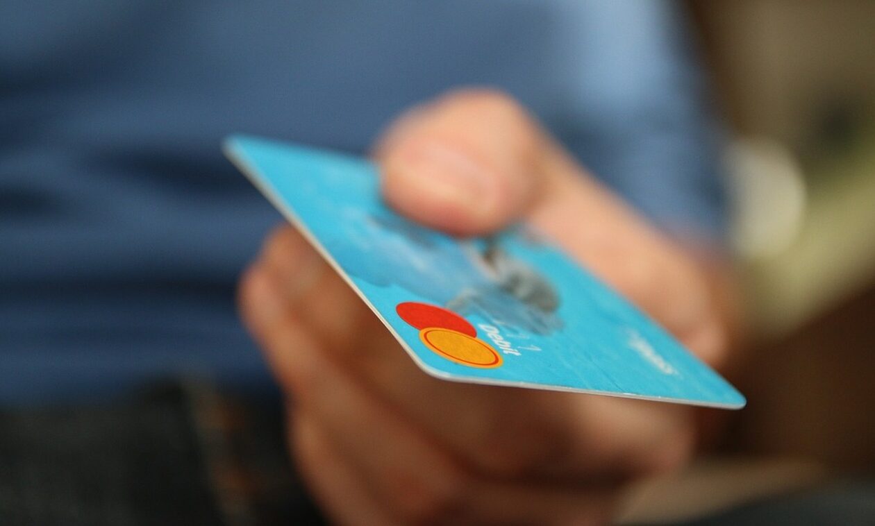 Προνοιακά επιδόματα: Τέλος οι τραπεζικοί λογαριασμοί - Θα καταβάλλονται σε προπληρωμένη κάρτα