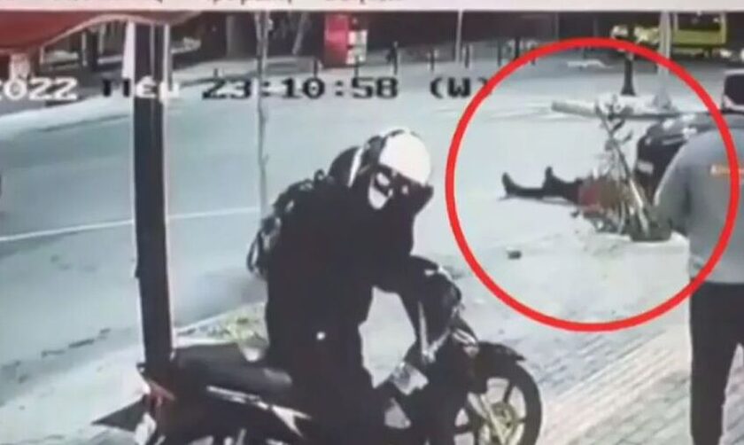 Αστυνομικός «καρφώθηκε» σε ΙΧ και πετάχτηκε 10 μέτρα μακριά - Δείτε το βίντεο