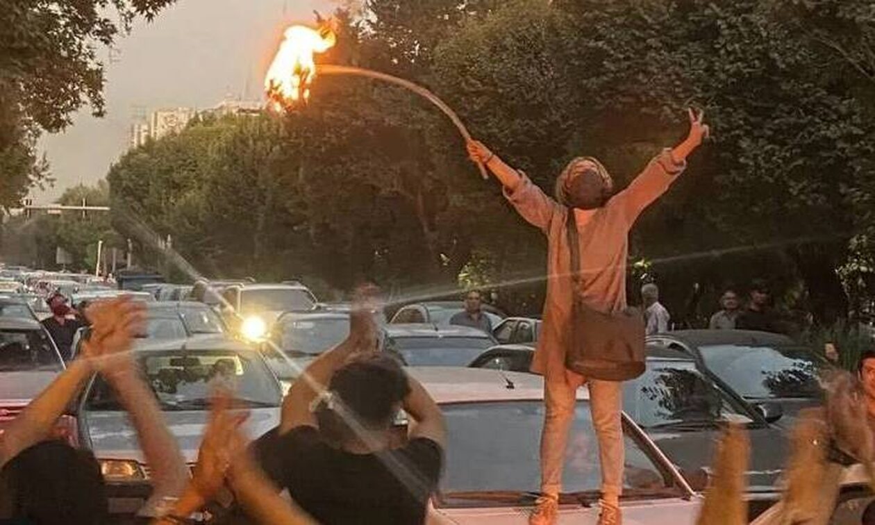Iράν: Γυναίκες καίνε χιτζάμπ και διαδηλώνουν για τον θάνατο 22χρονης - Πληροφορίες για 6 νεκρούς