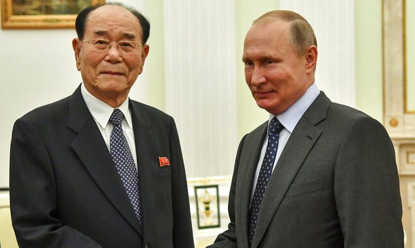 O Ρώσος πρόεδρος Πούτιν με ανώτερο Βορειοκορεάτη αξιωματούχο