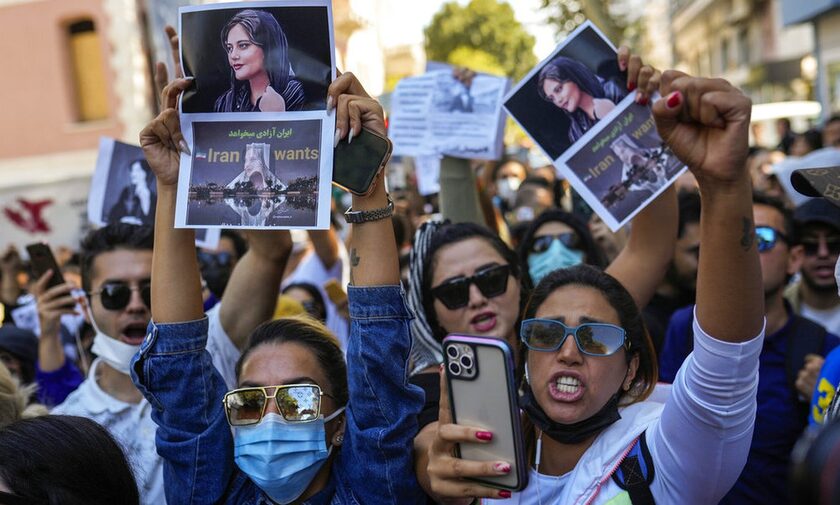 Γυναίκες στην Κωνσταντινούπολη εκφράζουν την αλληλεγγύη τους στο κίνημα που γεννιέται στο Ιράν