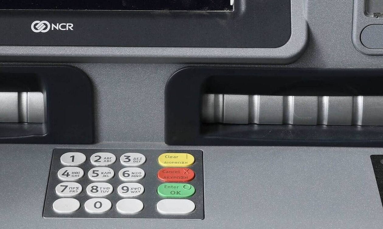 ATM που βρίσκονται εκτός τραπεζικού καταστήματος εξετάζουν να πουλήσουν οι τράπεζες
