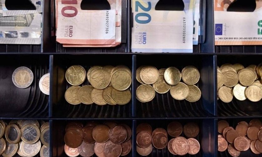 Υποχωρεί διαρκώς το ευρώ έναντι του δολαρίου τροφοδοτώντας την ακρίβεια