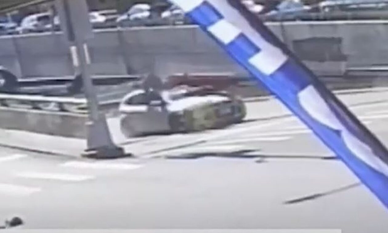 Νέα Υόρκη: Γερανός πέφτει πάνω σε αυτοκίνητο και η οδηγός γλιτώνει από θαύμα - Συγκλονιστικό βίντεο