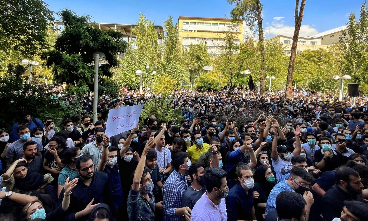 Ιράν: Διαδηλώσεις και υπέρ της μαντίλας - Ζητούσαν την «εκτέλεση» όσων αντιδρούν
