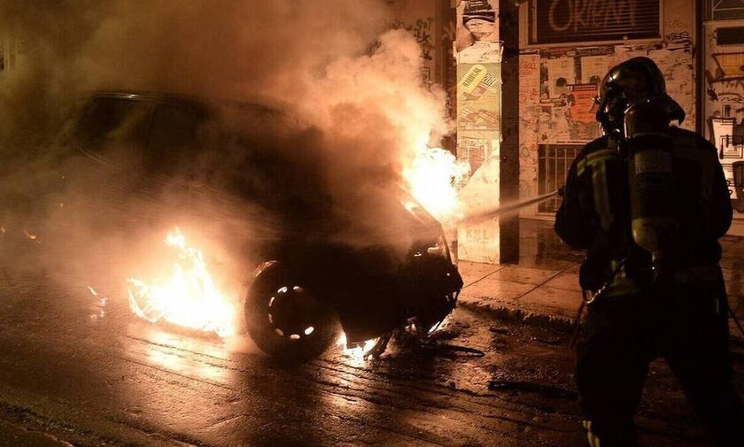 Νύχτα εμπρησμών στην Αθήνα: Πυρπόλησαν αυτοκίνητα σε Ίλιον, Μενίδι και κέντρο