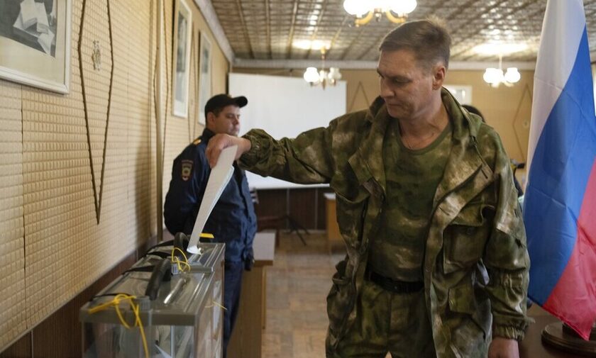 Στρατιώτης ψηφίζει στο Λουγκάνσκ