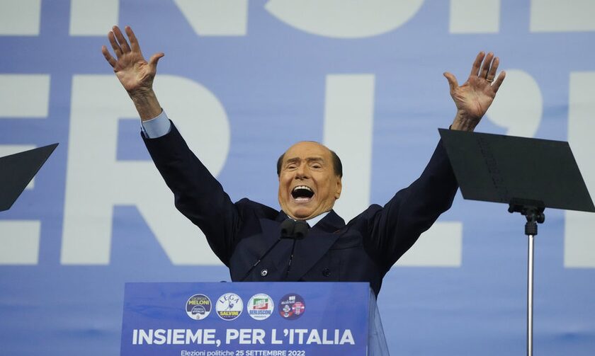 Ο Σίλβιο Μπερλουσκόνι επιστρέφει στην ιταλική πολιτική ζωή