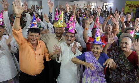 Oίκος ευγηρίας στην Ινδία γιορτάζει την παγκόσμια ημέρα